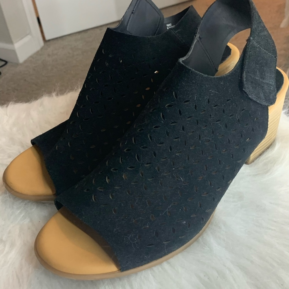 Black wedges